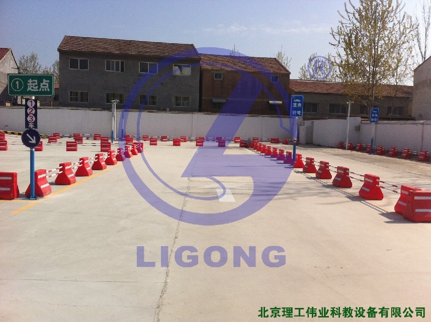 科目二場地考試，直角轉(zhuǎn)彎